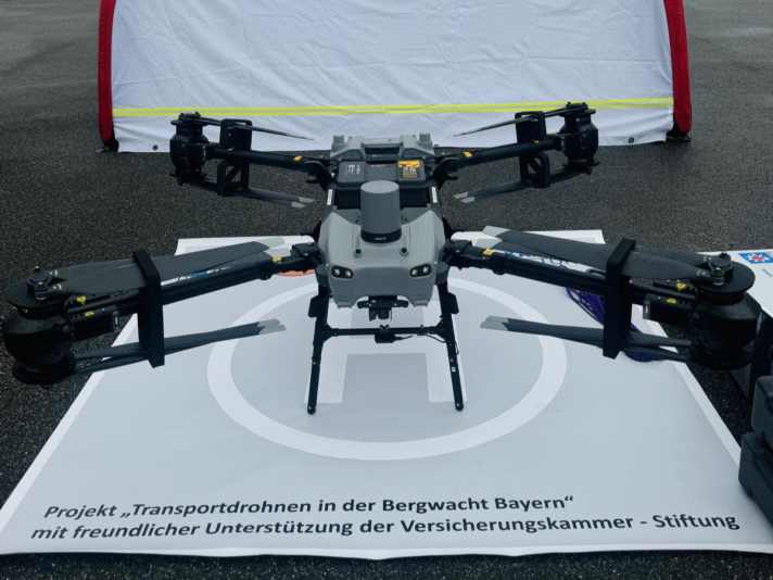 The transport drone detects obstacles and switches on the 10 metre headlights itself.