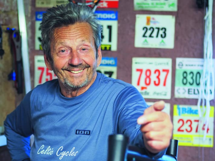 Tinkerer Richard Kapp in his workshop near Freiburg. The start numbers on the wall bear witness to many years of racing passion