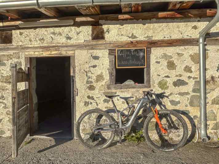 At the hut and on the trail, our tester was regularly asked about the futuristic look of the Bulls Vuca Evo Am 2.