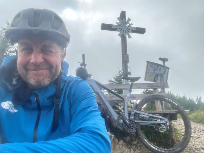 Konstant im Einsatz: Dauertester Andreas Kern und das Bulls Vuca Evo AM. Ob sich der Riemenantrieb auch im Winterhalbjahr bewährt? Im Dauertest auf 100.000 Höhenmeter finden wir es heraus.