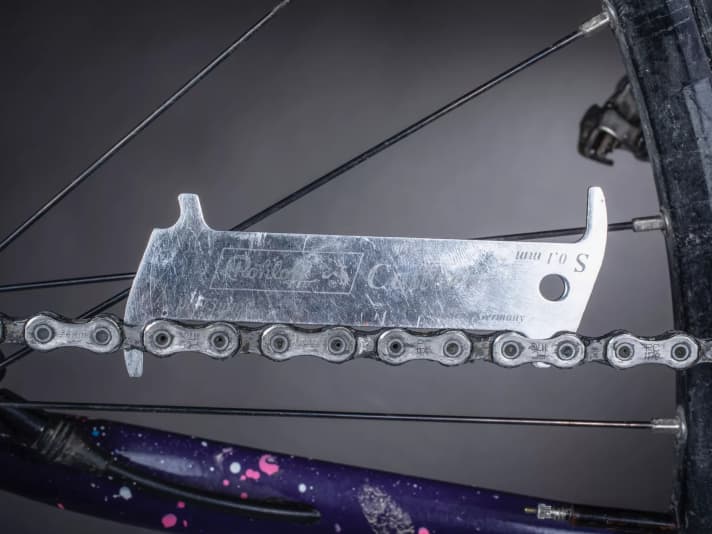 Die Verschleißlehre hat einen einheitlichen Standard für alle Ketten. 