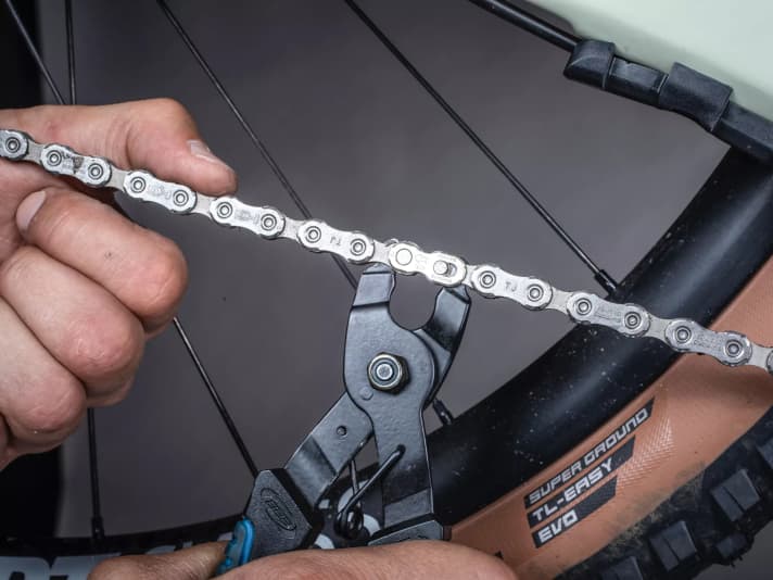 Die Kettenzange macht das Öffnen des Kettenschlosses leichter. 