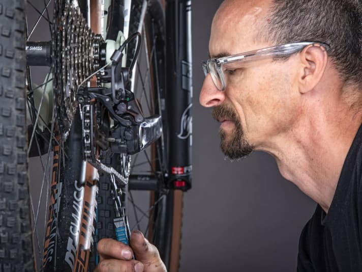 Dominik Scherer, BIKE-Testlabor, bei der Arbeit 