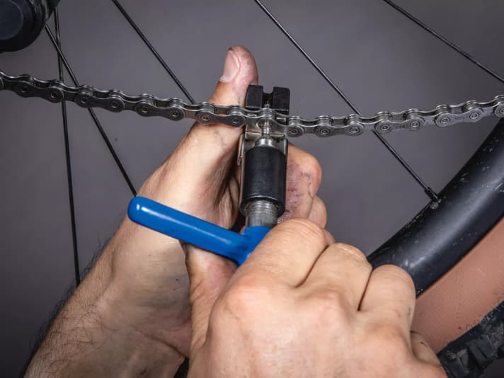 The chain riveter is used for chains without a chain lock. 