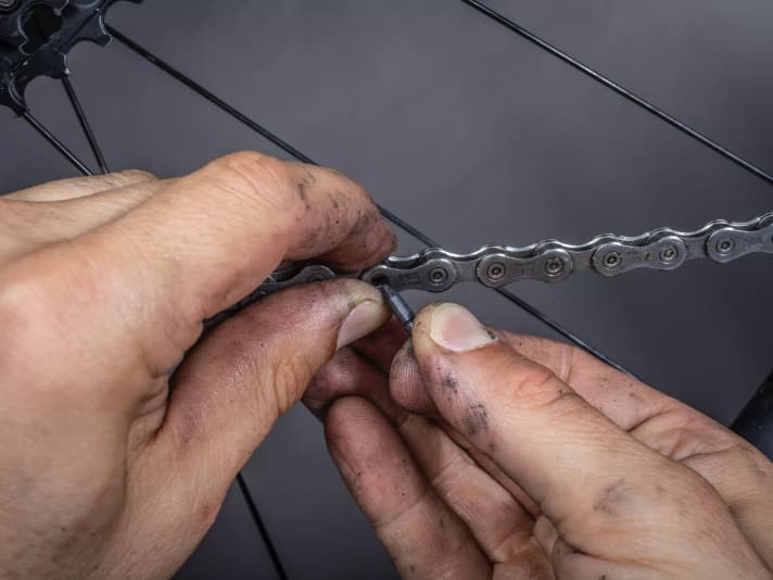 Den Nietstift bis zum Einrasten durchdrücken | Foto. Georg Grieshaber