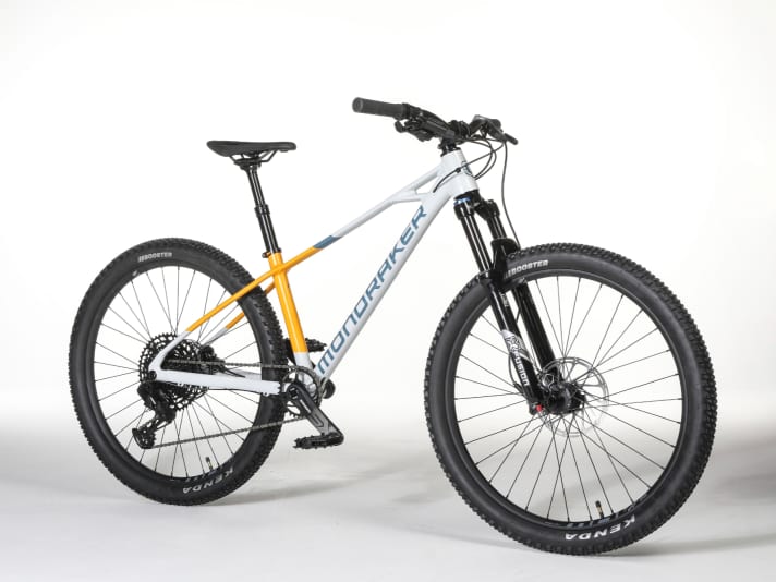 Viele Kinder-Mountainbikes gibt es mit verschiedenen Laufradgrößen. Mondraker bietet das <a href="https://www.awin1.com/cread.php?awinmid=28561&awinaffid=471469&clickref=B+Mondraker+Trick+26&ued=https%3A%2F%2Fwww.alltricks.de%2FF-41503-velos-complets-enfants%2FP-2753469-kinder_mountainbike_semi_rigid_mondraker_trick_26_sram_sx_eagle_12v_26___hellbraun_2024" target="_blank" rel="noopener noreferrer nofollow">Modell Trick</a>* beispielsweise mit 16, 20, 24 oder 26 Zoll Laufrädern an.