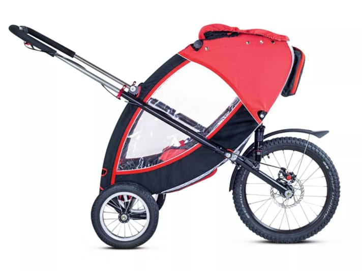 Kolofogo Trayecto: With its slightly wider design, attachable front wheels and extendable handle, the trailer from the Czech Republic is designed more for comfort and universal use. The 180-millimetre chassis on the Kolofogo is also very comfortable. Extras: Floor and lid compartment, headrest, pushchair function, roof and window with mesh. Price: 1589 euros. The Tahoe model without pushchair function costs 1329 euros. <a href="https://kolofogo.com/de/produkt/modell-trayecto/" target="_blank" rel="noopener noreferrer nofollow">Further information></a>