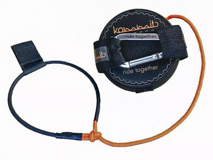 KOMMIT: The 2-metre reel is lashed under the saddle of the towing vehicle. Practical: It can stay there for the entire tour. If required, the loop can be looped around the stem of the child's bike. 2 metres, 138 grams, 59.95 euros. <a href="https://www.kommit-bike.de" target="_blank" rel="noopener noreferrer nofollow">Further information></a>