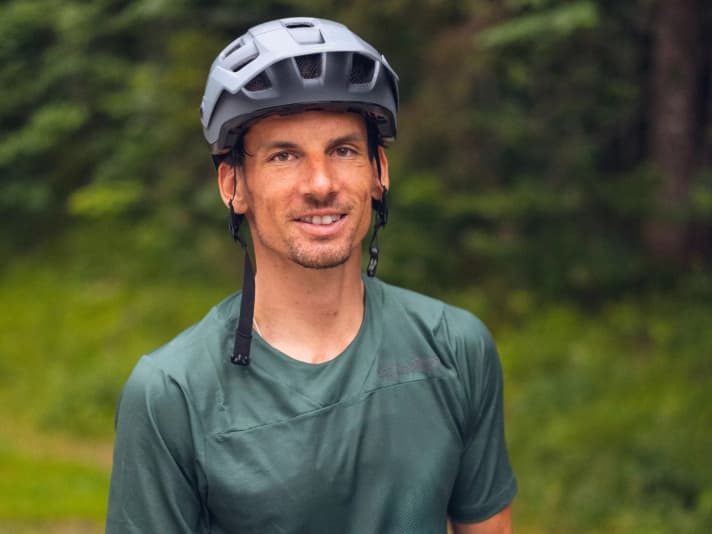 Laurin Lehner (Größe: 1,78 m): “Angeblich soll das Bike 2023 bei der Enduro World Series starten. Dabei wirkt das Sciu Aspen eher wie ein klassisches Enduro mit breitem Einsatzbereich als eine konsequente Race-Feile für Racer.“