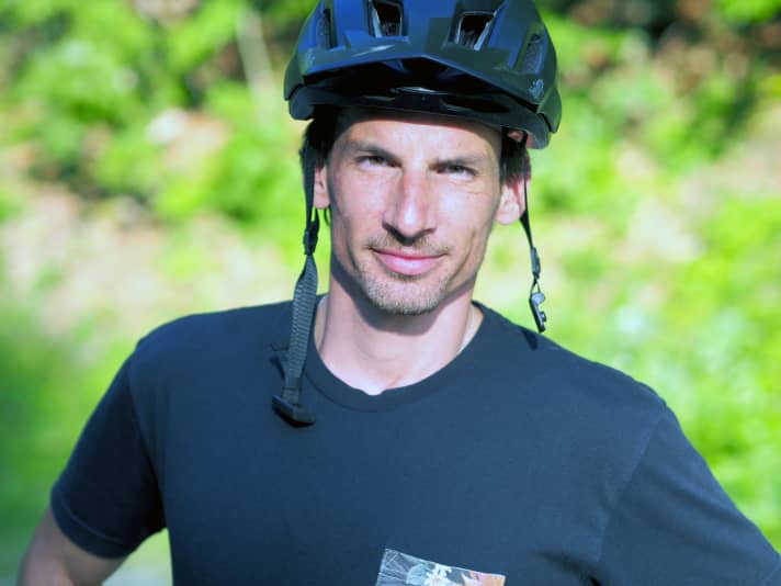 Tester Laurin Lehner (height: 1.78 metres, body weight: 73 kilos) believes that the definition of a freerider on E-MTBs should not be determined by the suspension travel, but by the ability to play with the bike. Light e-MTBs often manage this better despite less suspension travel, he says.