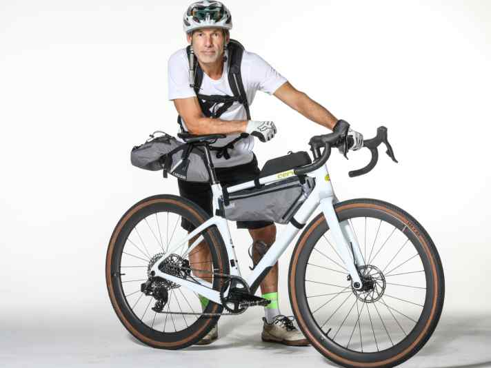 Strappst nur Taschen ans Bike, wenn’s auf große Fahrt geht: Gravel-Fan Dimitri Lehner. Sonst lautet seine Devise: so leicht und reduziert wie möglich und die Trails sanft und ab vom Schuss.