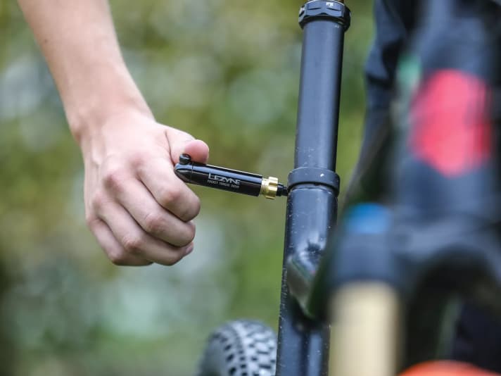 You should always ensure the correct tightening torque when you're on the move. No problem with the handy tools from Lezyne and Co.