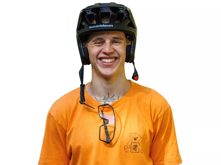 Lukas  Schäfer: „Den Euro-Table kann man nahezu überall auspacken. Könner drücken sich sogar vom Drop ab und drehen zum Euro-Table ein. Mein Tipp: Achtet auf eine zentrale Position auf dem Bike. Viele hängen zu weit hinten.“