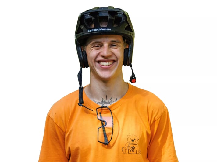 Lukas Schäfer , freeride pro Team Radon: "On boring or poorly shaped tables, I roll over the jump in a nose-bonk. Learn a <a href="https://www.bike-magazin.de/training/fahrtechnik/stoppie-unser-move-des-monats/" target="_blank" rel="noopener noreferrer">stoppie</a> beforehand on the flat, this gives you the necessary sense of balance."