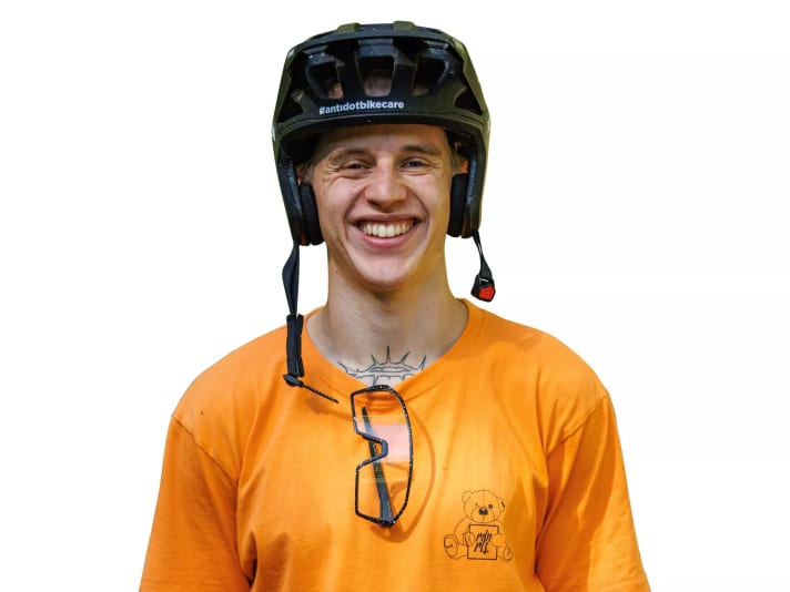 „Das ist mein absoluter Lieblings-Move. Das gute: Er sieht auch Stylisch aus, wenn Du ihn nicht so Radikal ausführst. Achtung. Pass’ auf, wenn du weite T-Shirts Trägst. der Lenker verfängt sich leicht im Stoff.“