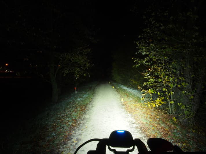 Lupine Piko: The Piko illuminates the trail homogeneously and brightly. Light range and illumination are very similar to the Cube Acid.