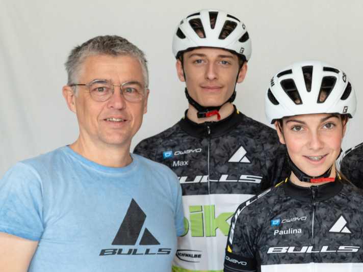 Bernd Sigel (links) - hier mit den Mitgliedern des Bike Junior Teams Max Ebrecht (Mitte) und Paulina Lange.