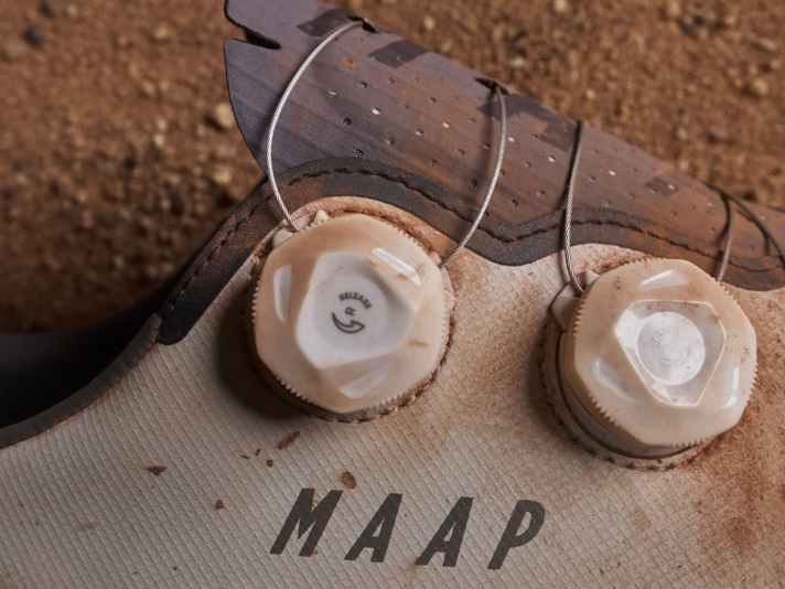 Pour cette chaussure de VTT en édition strictement limitée, Quoc a fait appel au label MAAP, bien connu dans le monde du cyclisme de compétition.