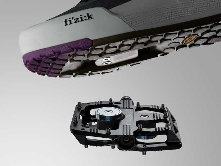 Magnetplatten in unterschiedlichen Stärken sorgen für die Verbindung zwischen Schuh und Pedal