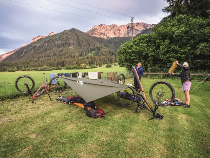 A tarp not only provides rain protection from above, but can also be used in a variety of ways. In cold winds, for example, it can also be used as a simple shelter. | BiPhoto: Max Schumann