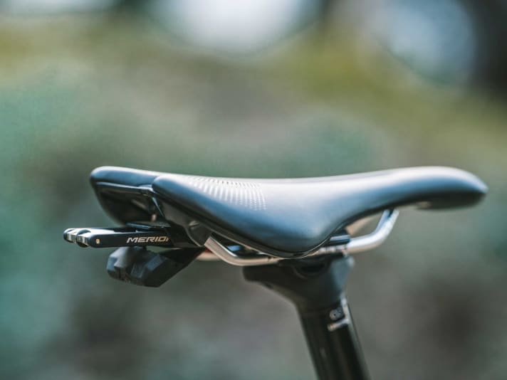 Merida equips its One-Forty with many useful accessories ex works. These include a thru-axle spanner, a mini-tool and several mounting devices for spare parts and provisions.