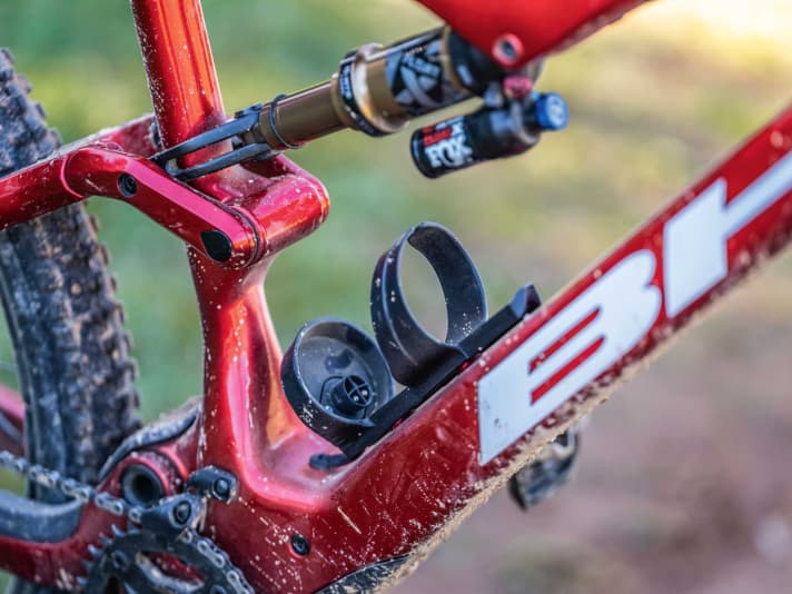 A range extender (180 Wh) is included in the price. Smart: The connection is made directly in the bottle cage, not via a separate cable.