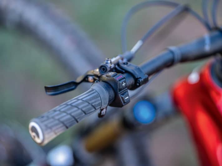 The remote lever is simple and unobtrusive, the LED display is minimalist and not ideal for reading. Display only optional, e.g. in the form of a Garmin or smartphone.