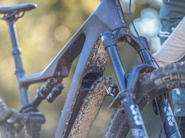 The Fazua removable battery can be quickly and easily removed from the down tube. Unfortunately, the mount began to rattle noticeably during the test period.