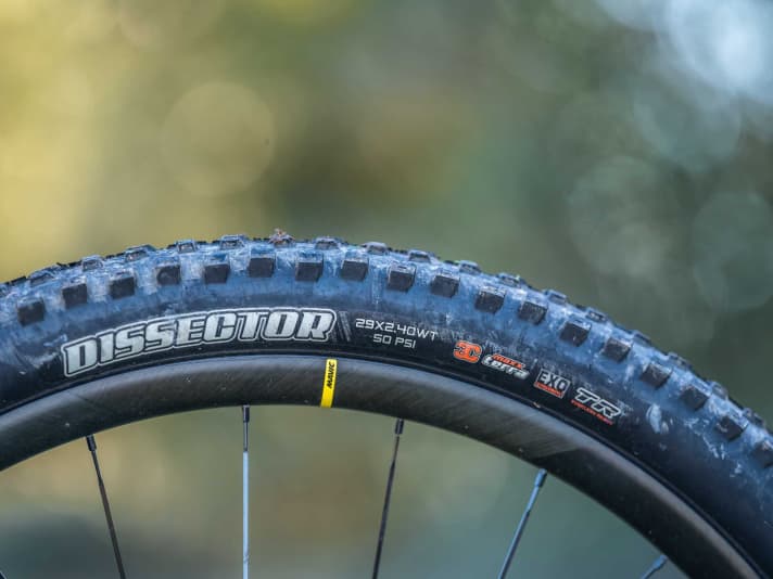 The super-light carbon wheels from Mavic with the lightweight Maxxis tyres give the bike a very light-footed ride. Off-road, however, the tyres limit riding safety.