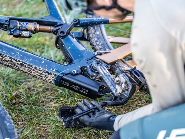 Zwei Bolzen müssen gelöst werden, dann kann der Akku aus dem geschlossenen Unterrohr gezogen werden.