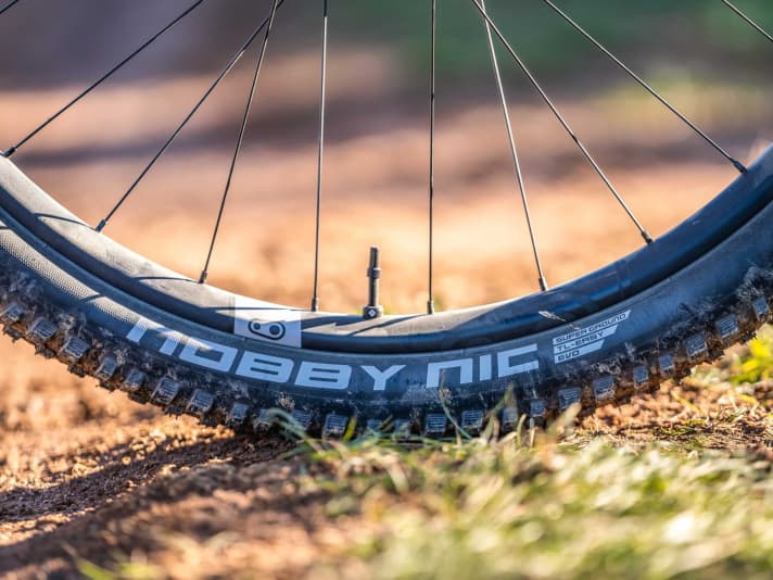 Die Nobby-Nic-Reifen mit dünner Super­ground-Karkasse sind top auf Tour, im ambitionierten Trail-Einsatz aber zu schwachbrüstig. Gut: Der weiche Gummi am Vorderrad bietet spürbar mehr Grip als die härtere Speedgrip-Version.