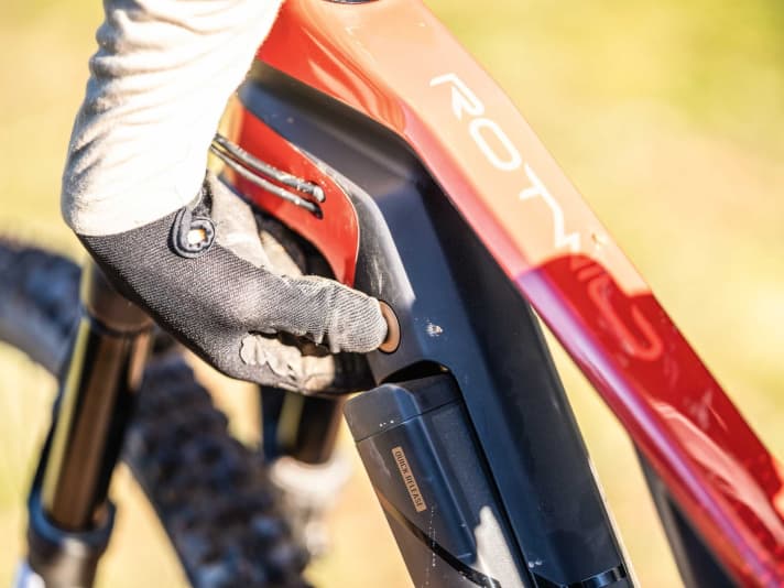 Removable batteries are not a matter of course on light e-MTBs. With its quick-release system, Rotwild has a particularly quick and easy option for changing the battery.