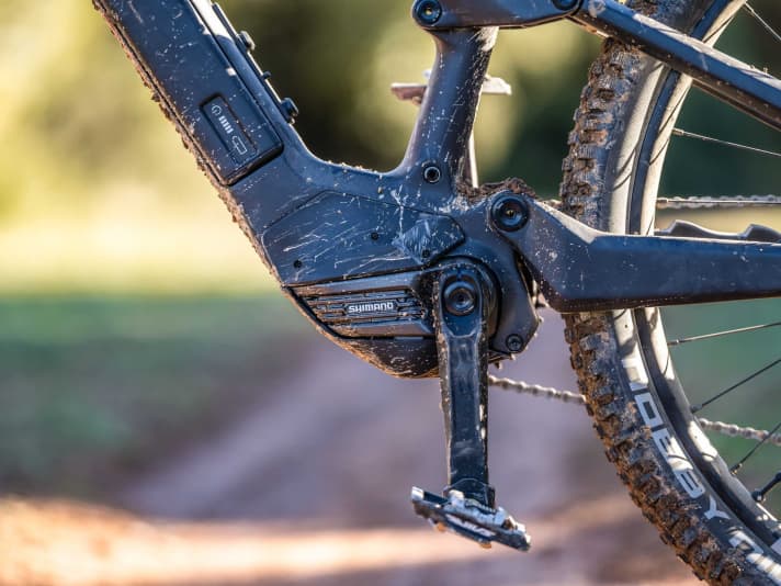 Shimano EP8: The EP8 is the lightest of the classic e-MTB motors. This makes it ideal for use in light e-MTBs such as the Rotwild R.X 375 Pro pictured here. Highest performance and efficiency in the test comparison, but significantly larger and heavier. Too bad: rattles on the descent.