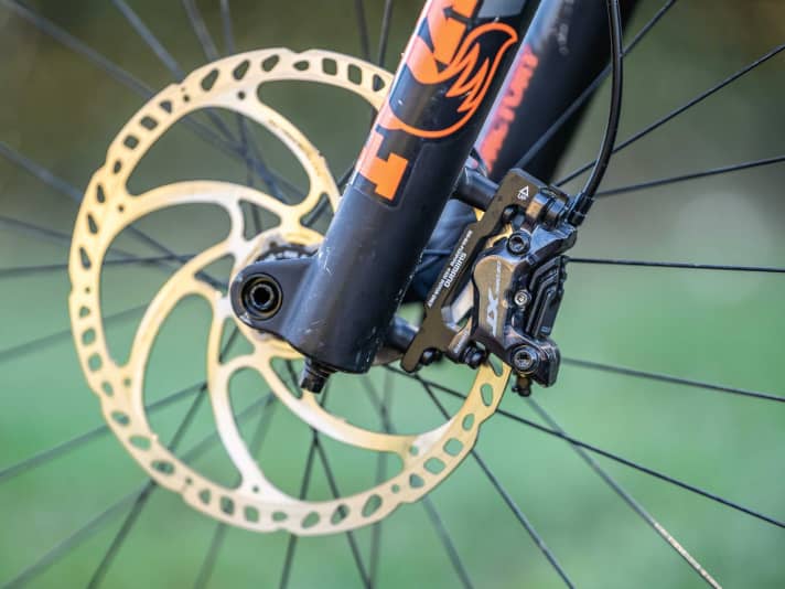 Thick brake discs with a 220 mm diameter are missing from the Shimano portfolio. Without further ado, Simplon turns to the third-party supplier SwissStop. A sensible update!
