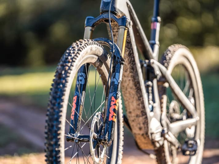 Die Fox 34 mit 140 Millimetern drückt das Gewicht – beschränkt die Abfahrtseigenschaften des e.drenalin aber spürbar. Mehr Hub würde dem Bike helfen.