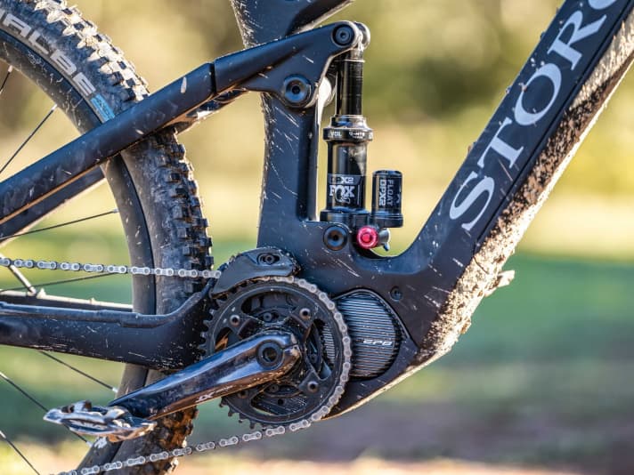 Shimano EP8: Unter den klassischen E-MTB-Motoren ist der EP8 der leichteste, das prädestiniert ihn für den Einsatz in Light-Bikes. Im Testvergleich höchste Leistung und starke Effizienz, dafür deutlich größer und schwerer. Schade: klappert in der Abfahrt.
