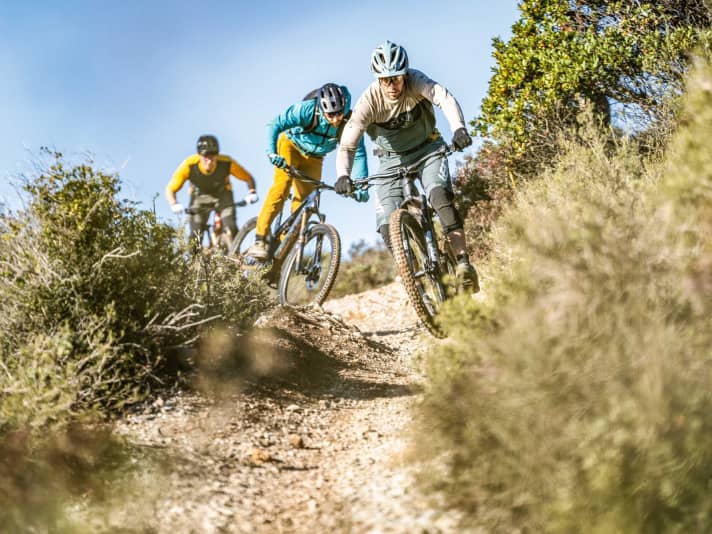 Hunting nimbly and fun over shallow trails is the strength of light trail bikes. Light e-MTBs such as the Haibike Lyke (centre) have clear advantages over classic e-MTBs in this respect.