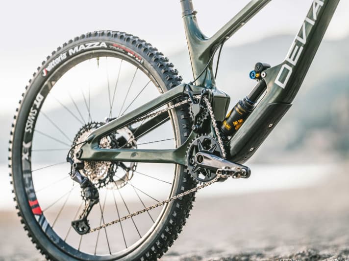 The filigree aluminium mount of the idler pulley looks stylish and also functions as a chain guide.