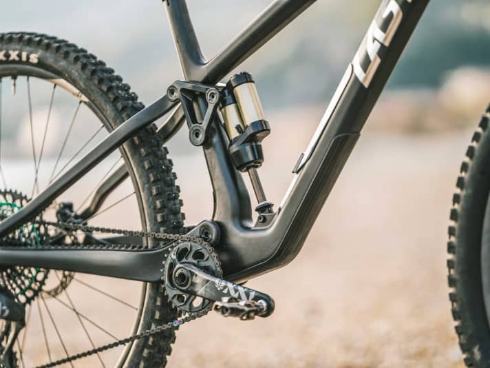 A special pump is required to fill the damper with the required air pressures above 300 psi.