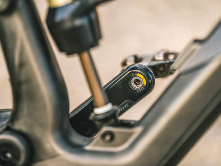 The combination of long 175 mm cranks and low bottom bracket leads to increased crank contact on technical climbs.