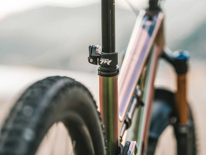 The adjustment mechanism for the maximum stroke of the Vario support requires a 2.5 mm Allen key and is located under the metal flap on the support collar.