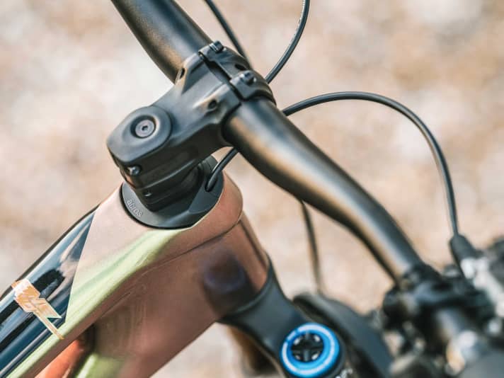 Pleasing to the eye: All cables run through the headset directly into the inside of the frame.