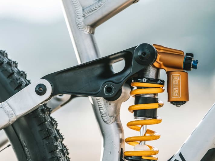 Raaw replaces the standard bearing bushes of the dampers with smoother-running industrial bearings.