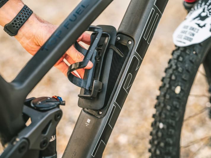 The storage compartment in the down tube makes a rucksack superfluous on a fast ride round the house.