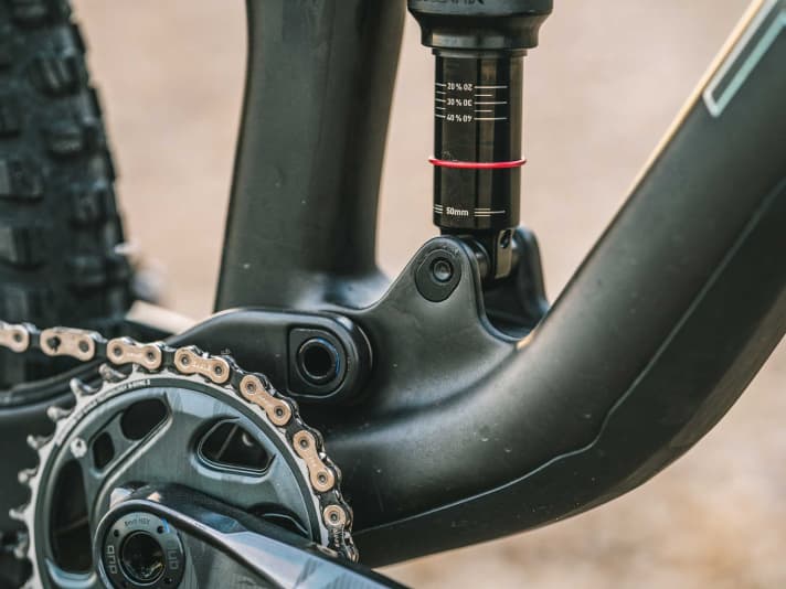 Turning the Mino to the left steepens the head and seat angles by 0.5 degrees and raises the bottom bracket.