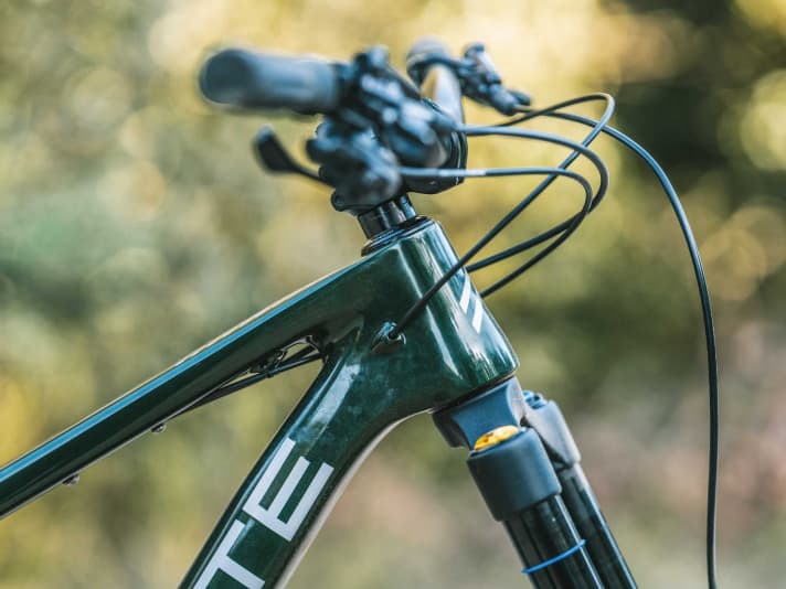 Easy to maintain: brake lines and shift cables run externally under the concave top tube.