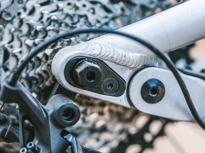 Various axle kits can be used to shorten or lengthen the chainstays by five millimetres.