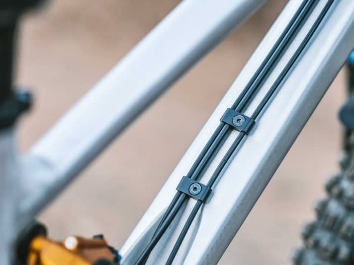 Maintenance-friendly: All cables and lines run along the concave down tube.