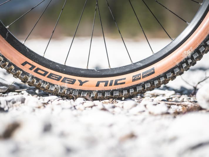 The inexpensive Nobby Nic tyres are the only equipment blunder that Cube allows itself. The off-road performance suffers significantly as a result.