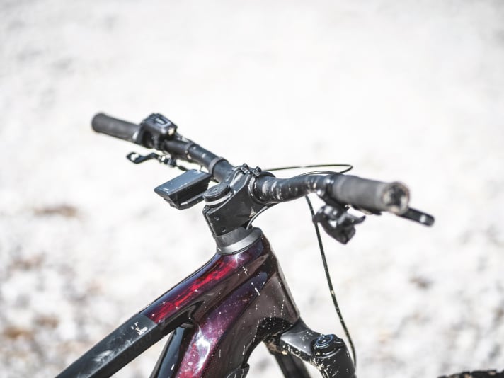 The integrated cable routing requires a high spacer under the stem. The rather high cockpit cannot be lowered if necessary.